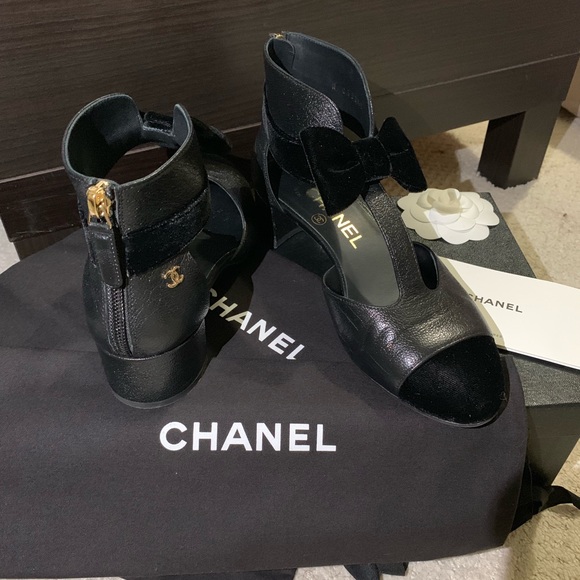 Chanel Lambskin cap toe pumps Size 5US - Picture 3 of 4